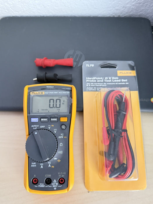 FLUKE 117 TRUE RMS MULTIMETER W/ NEW TL75 - SHIPS FAST