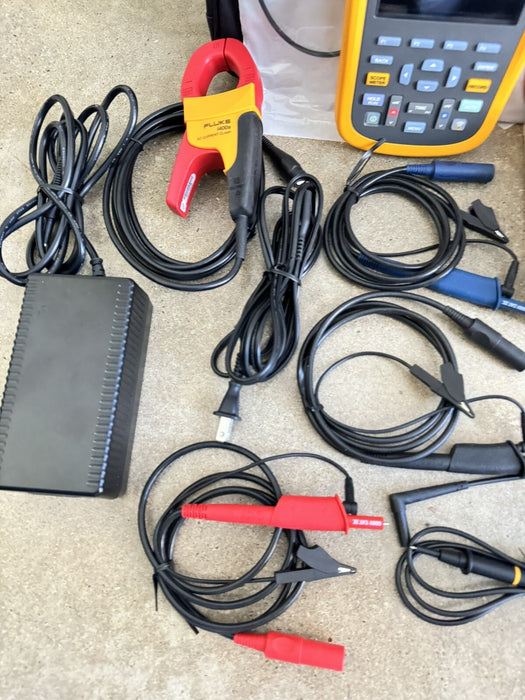 FLUKE 125B/NA INDUSTRIAL SCOPEMETER  40MHz HANDHELD OSCILLOSCOPE 1HZ TO 70HZ