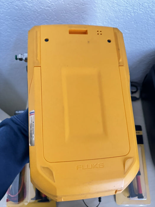 FLUKE 729 AUTOMATIC PRESSURE CALIBRATOR W/ NEW LEADS AND CASE (SHIPS NEXT DAY)