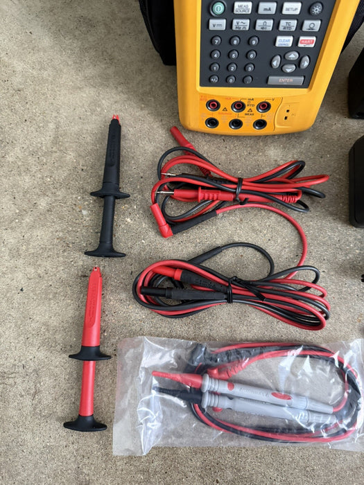 FLUKE 744 DOCUMENTING PROCESS CALIBRATOR W/ LEADS & CHARGER - SHIPS FAST