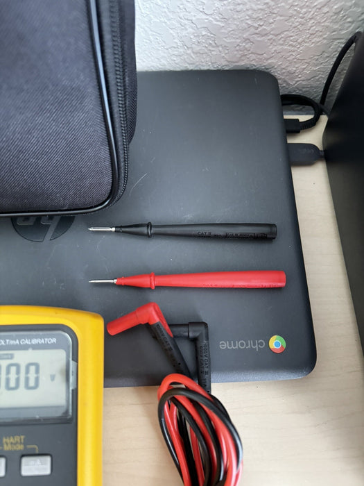 FLUKE 715 VOLT/mA CALIBRATOR W/ACCESSORIES (TESTED) - FREE SHIPPING