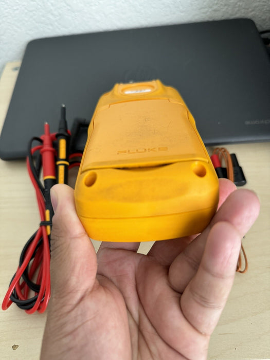 FLUKE 714B THERMOCOUPLE CALIBRATOR W / LEADS & PROBE-FREE SHIPPING