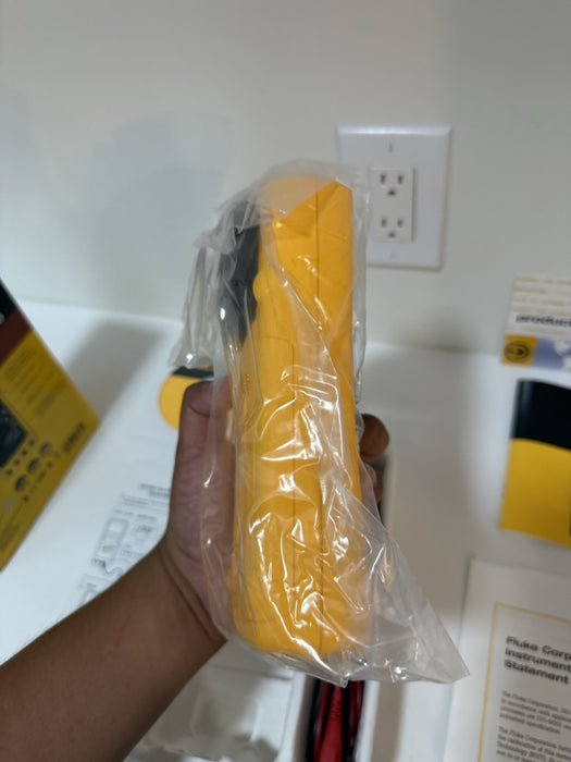 FLUKE 189 TRUE RMS MULTIMETER (NEW FACTORY SEALED) SUPER RARE - NEW & SHIPS FREE
