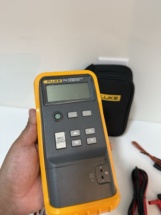 FLUKE 714 THERMOCOUPLE TEMPERATURE CALIBRATOR W/ ACCESSORIES - NEW