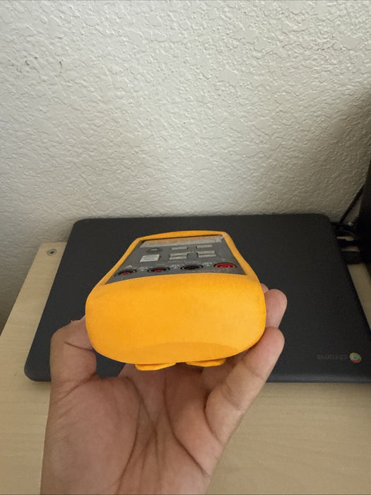 FLUKE 715 VOLT/mA CALIBRATOR W/ACCESSORIES (TESTED) - FREE SHIPPING