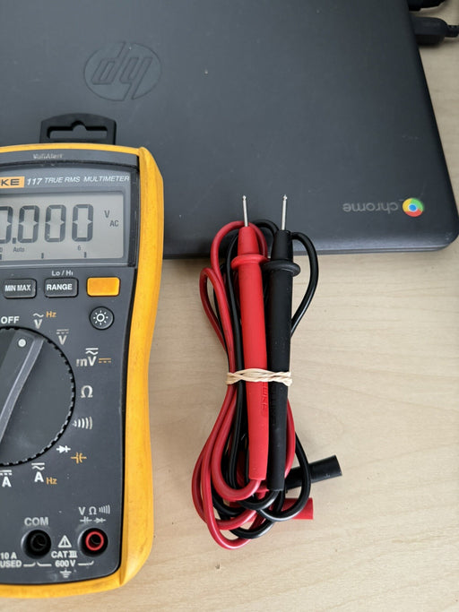 Fluke 117 True RMS Digital Multimeter with Integrated Voltage Detection W/LEADS