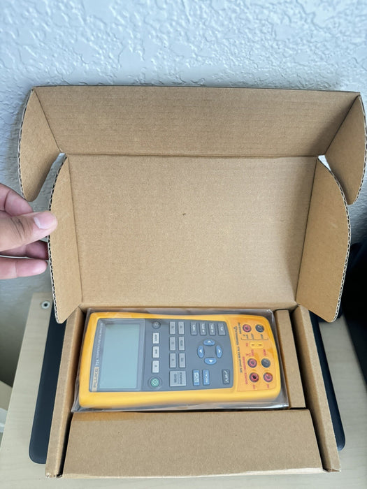 FLUKE 724 TEMPERATURE CALIBRATOR - CALIBRATED 2022 / NEW SEALED - FREE SHIPPING