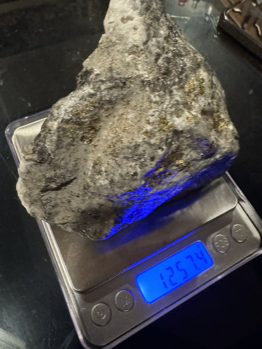 Natural black rock with gold / Weighs : 2 + Pounds