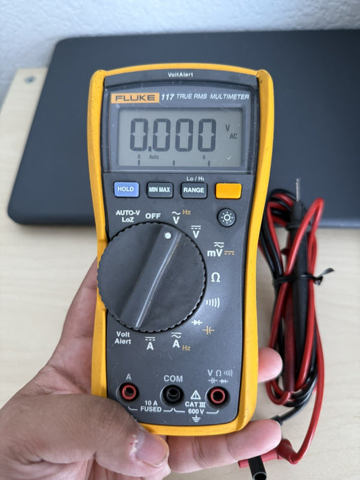FLUKE 117 TRUE RMS MULTIMETER W/LEADS - SHIPS FAST
