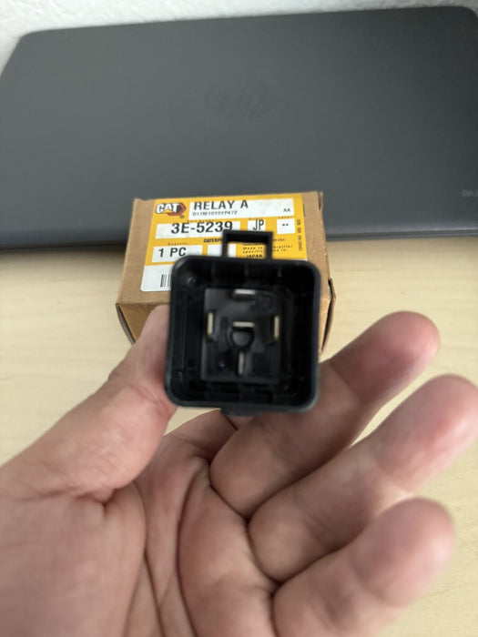 CAT 3E-5239: 24 VOLTS CONNECTOR PLUG RELAY (GENUINE OEM) NEW