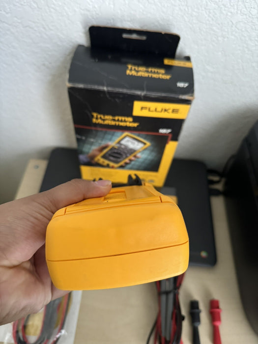 FLUKE  187 TRUE RMS MULTI METER W/LEADS & CALIBRATION CERTIFICATE- FREE SHIPPING