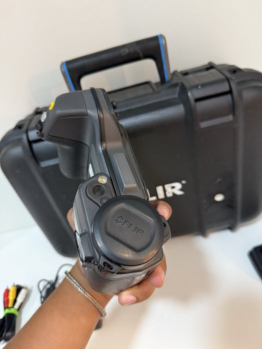FLIR T420 THERMAL IMAGING CAMERA W/ CHARGER & BATTERIES - FREE SHIPPING (TESTED)
