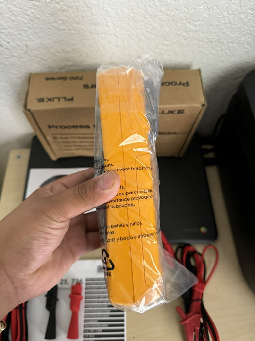 FLUKE 724 TEMPERATURE CALIBRATOR / NEW SEALED - FREE SHIPPING