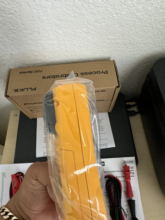 Fluke 725 MULTIFUNCTION PROCESS CALIBRATOR W / LEADS /(NEW FACTORY BOX) CAL 2024