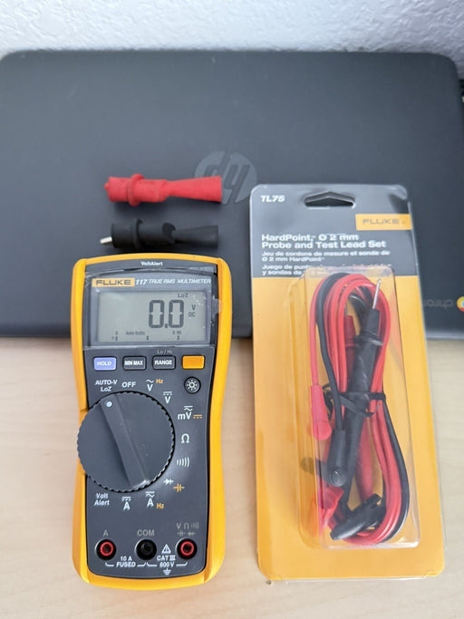 FLUKE 117 TRUE RMS MULTIMETER W/ NEW TL75 - SHIPS FAST