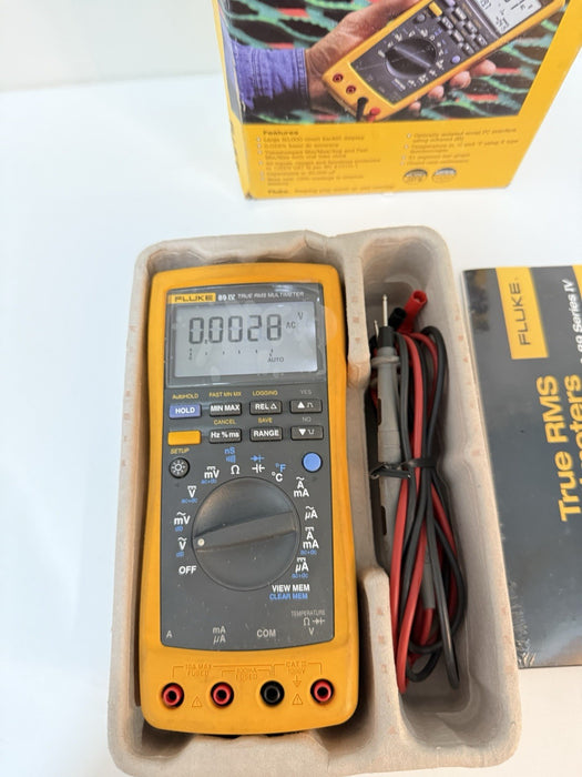 FLUKE 89 IV TRUE RMS DIGITAL MULTIMETER W / LEADS  & MANUALS - SHIPS FAST