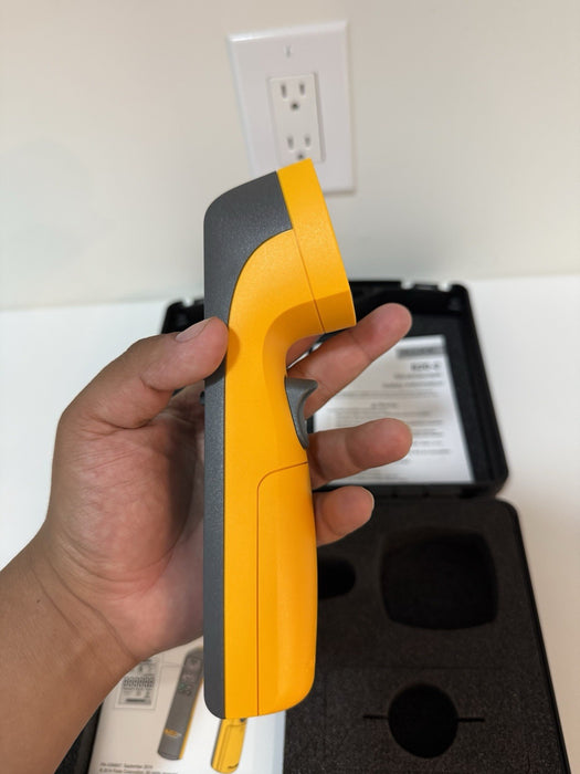 FLUKE 820-2 LED STROBOSCOPE W/ CASE & ACCESSORIES (NEW) SHIPS FREE