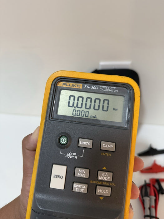 FLUKE 718 30G PRESSURE CALIBRATOR W/ ACCESSORIES (TESTED) SHIPS FREE