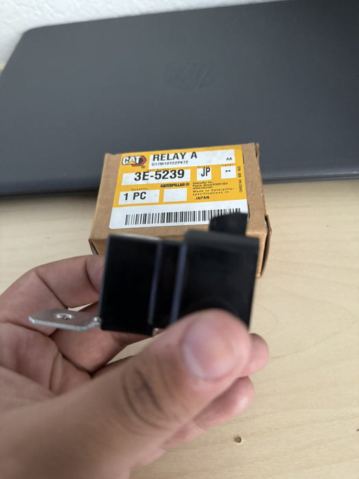 CAT 3E-5239: 24 VOLTS CONNECTOR PLUG RELAY (GENUINE OEM) NEW