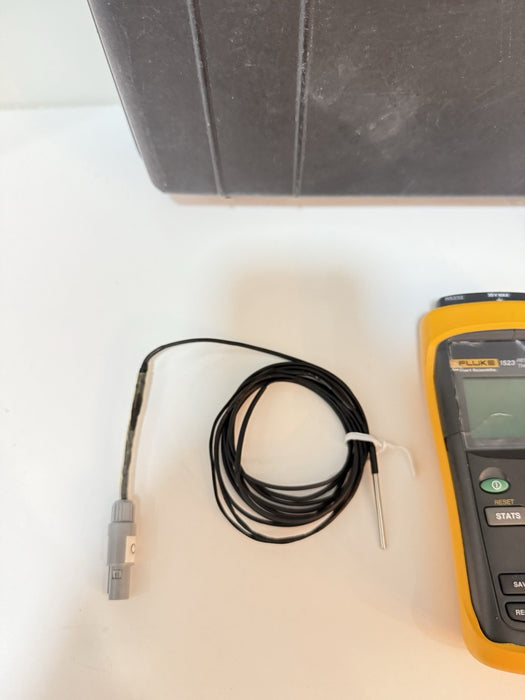 FLUKE 1523 REFERENCE THERMOMETER W/ PROBE & CASE (CALIBRATED 2023) TESTED