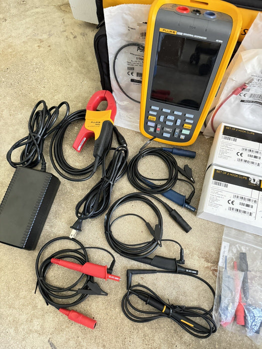 FLUKE 125B/NA INDUSTRIAL SCOPEMETER  40MHz HANDHELD OSCILLOSCOPE 1HZ TO 70HZ