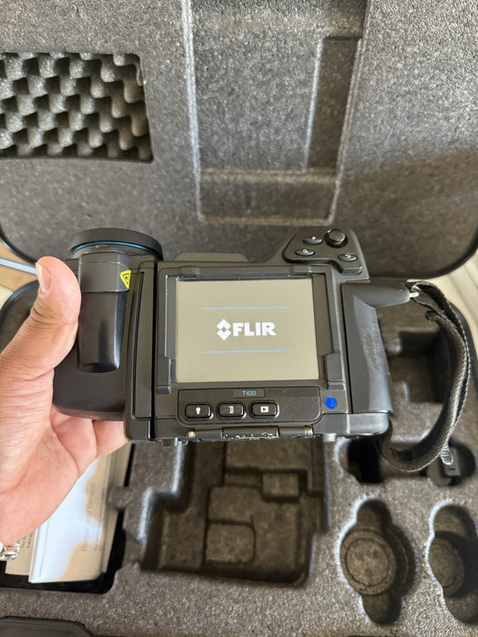 FLIR T420 THERMAL IMAGING CAMERA W/ CHARGER & BATTERIES - FREE SHIPPING (TESTED)