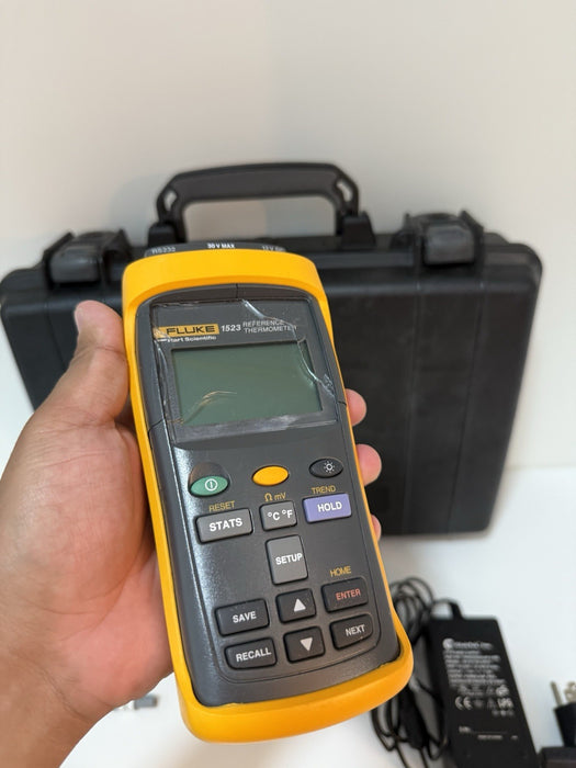 FLUKE 1523 REFERENCE THERMOMETER W/ PROBE & CASE (CALIBRATED 2023) TESTED