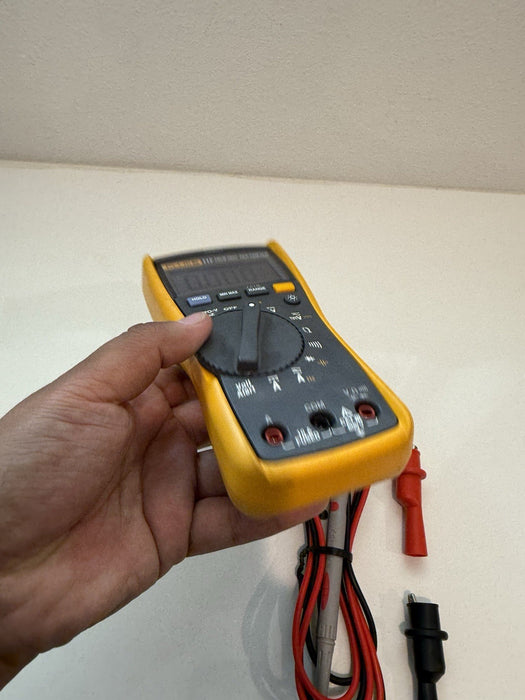 FLUKE 117 TRUE RMS MULTIMETER W/ LEADS & CLIPS - SHIPS FAST