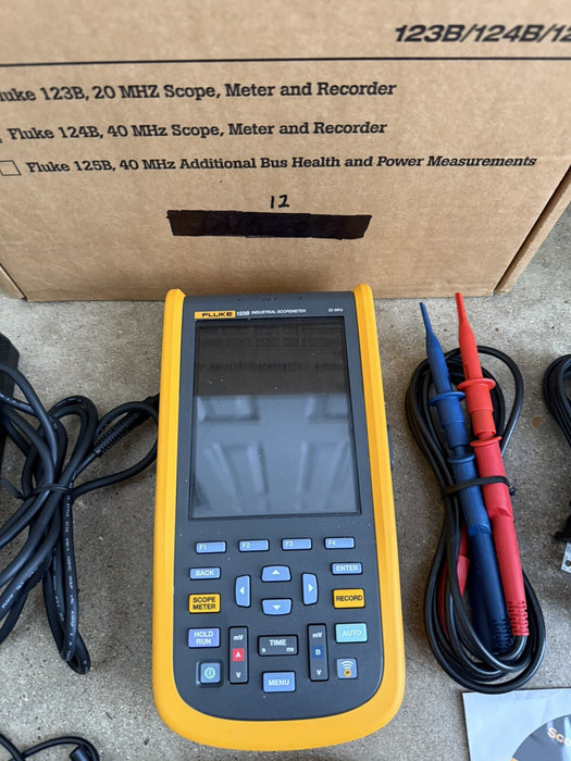 FLUKE 123B INDUSTRIAL SCOPE METER OSCILLOSCOPE 20 MHZ ( FREE SHIPPING )