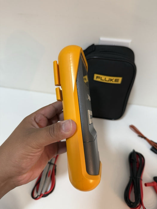 FLUKE 714 THERMOCOUPLE TEMPERATURE CALIBRATOR W/ ACCESSORIES - NEW