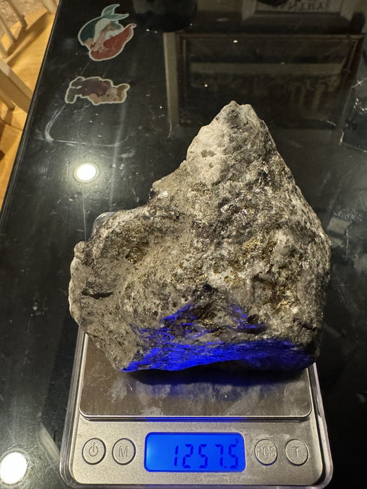 Natural black rock with gold / Weighs : 2 + Pounds