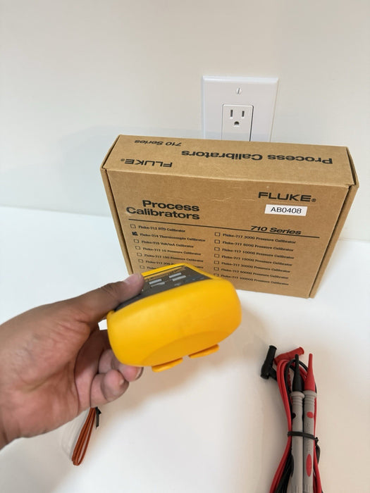 FLUKE 714 THERMOCOUPLE TEMPERATURE CALIBRATOR (NEW FACTORY SEALED) SHIPS FAST
