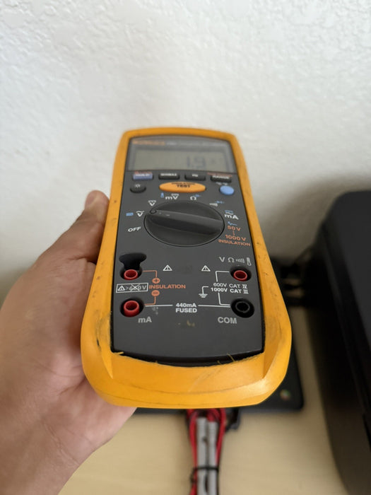 FLUKE 1587 INSULATION TESTER W / LEADS (PARTS ONLY) DOESN’T WORK