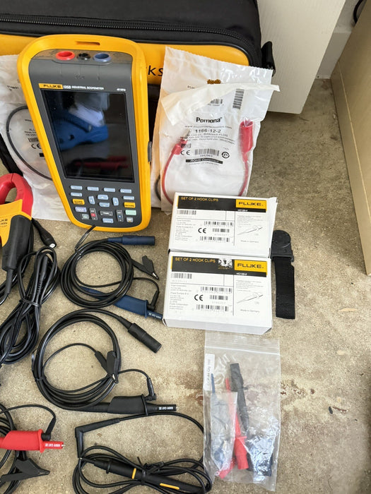 FLUKE 125B/NA INDUSTRIAL SCOPEMETER  40MHz HANDHELD OSCILLOSCOPE 1HZ TO 70HZ