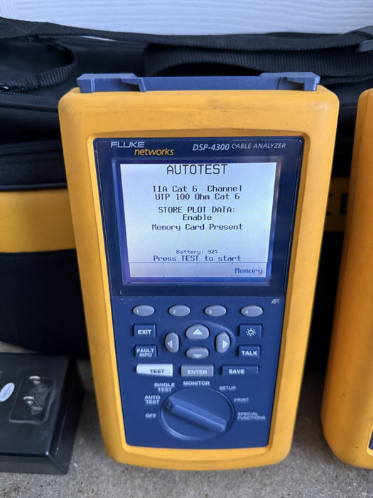 FLUKE NETWORKS DSP4300 DSP-4300 CABLE ANALYZER KIT W/ ACCESSORIES (TESTED)