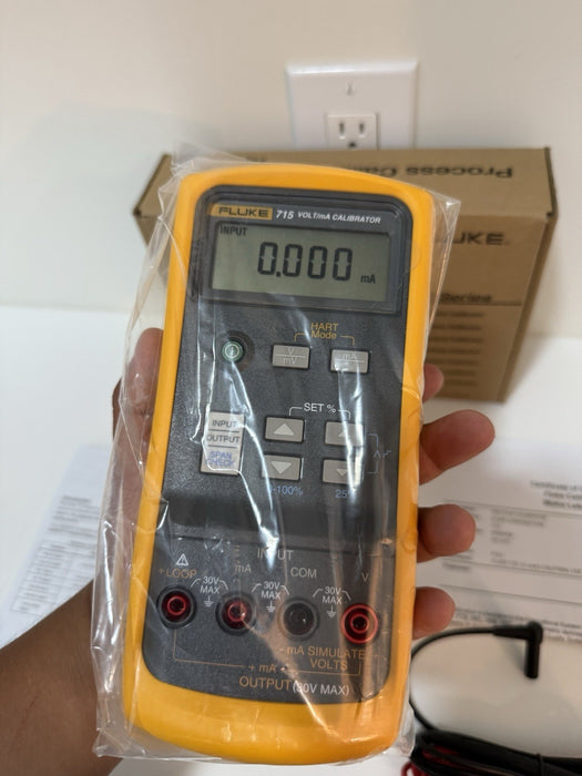FLUKE 715 VOLT/MA CALIBRATOR (NEW FACTORY SEALED)CALIBRATED 2024 - FREE SHIPPING