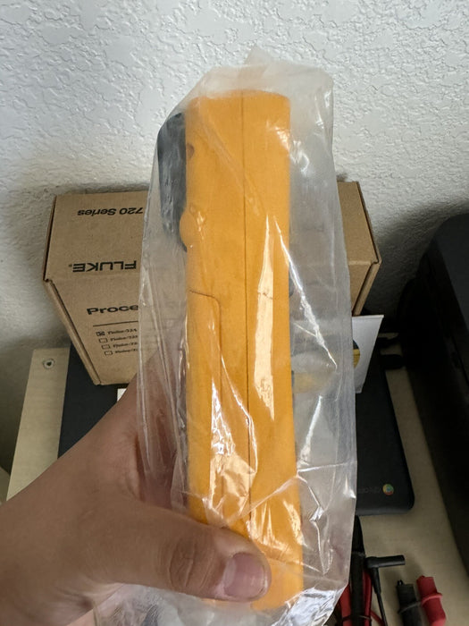 FLUKE 724 TEMPERATURE CALIBRATOR METER / NEW SEALED - FREE SHIPPING