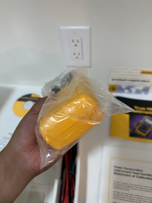 FLUKE 189 TRUE RMS MULTIMETER (NEW FACTORY SEALED) SUPER RARE - NEW & SHIPS FREE