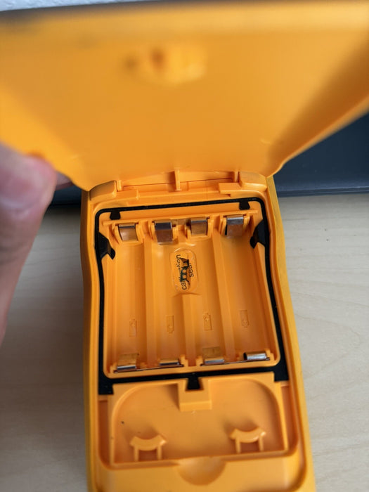FLUKE 714B THERMOCOUPLE TEMPERATURE CALIBRATOR (PARTS ONLY) DOESNT WORK