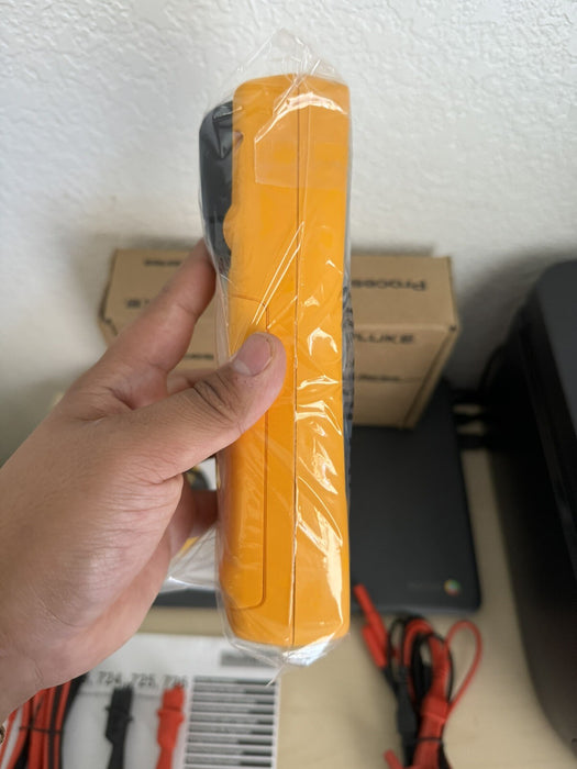 FLUKE 724 TEMPERATURE CALIBRATOR / NEW SEALED - FREE SHIPPING