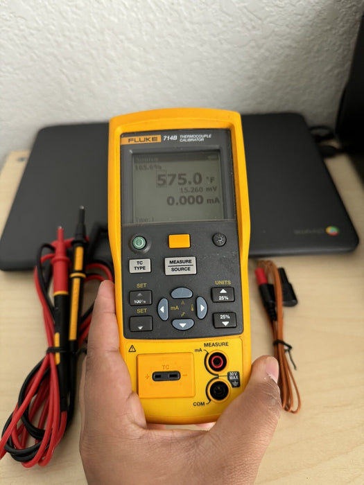 FLUKE 714B THERMOCOUPLE CALIBRATOR W / LEADS & PROBE-FREE SHIPPING