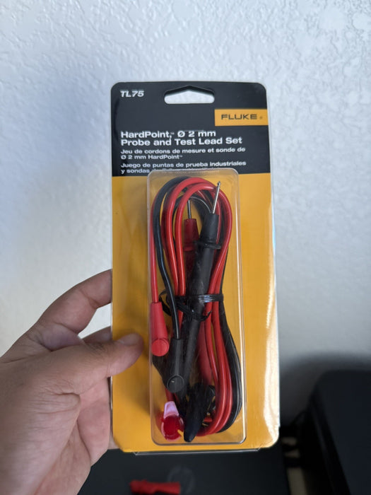 FLUKE 117 TRUE RMS MULTIMETER W/ NEW TL75 - SHIPS FAST