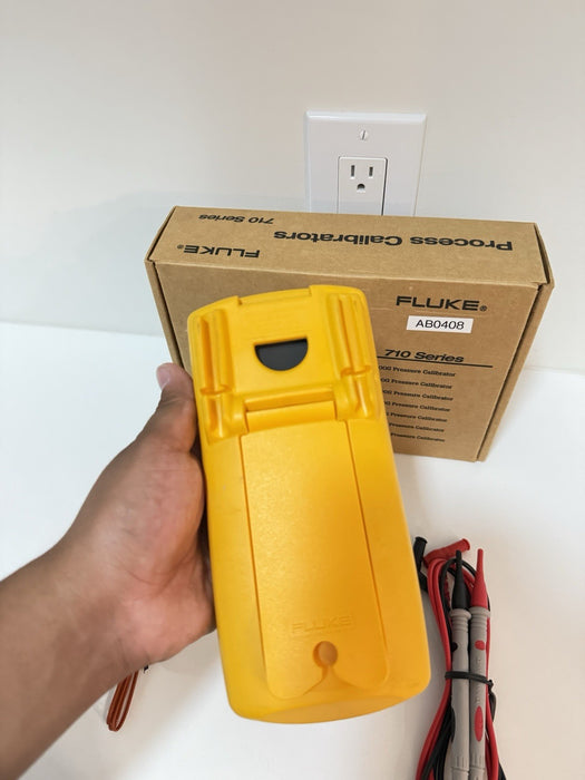 FLUKE 714 THERMOCOUPLE TEMPERATURE CALIBRATOR (NEW FACTORY SEALED) SHIPS FAST