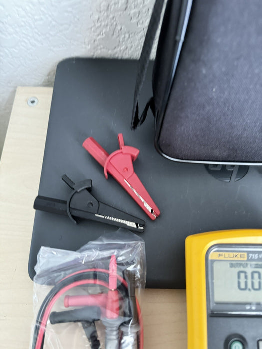 FLUKE 715 VOLT/mA CALIBRATOR W/ACCESSORIES (TESTED) - FREE SHIPPING