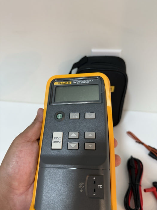 FLUKE 714 THERMOCOUPLE TEMPERATURE CALIBRATOR W/ ACCESSORIES - NEW