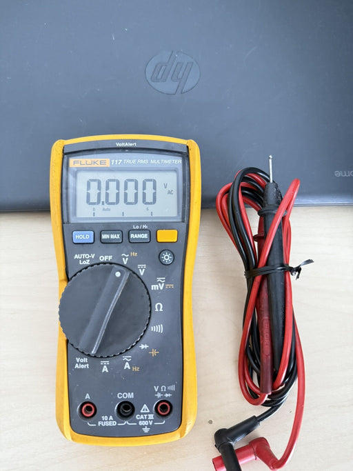 FLUKE 117 TRUE RMS MULTIMETER W/LEADS - SHIPS FAST