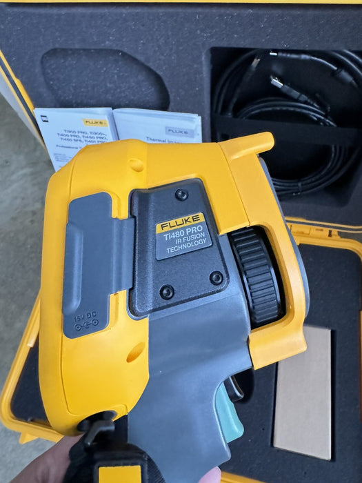FLUKE TI480PRO IR CAMERA 60HZ, 640 X 480 , 2 BATTERIES W/ CHARGE & CASE / NEW