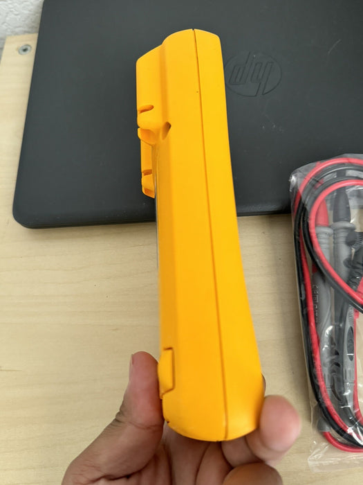 FLUKE 77-IV MULTIMETER W / LEAD SET & SCREEN PROTECTOR - FREE SHIPPING (TESTED)
