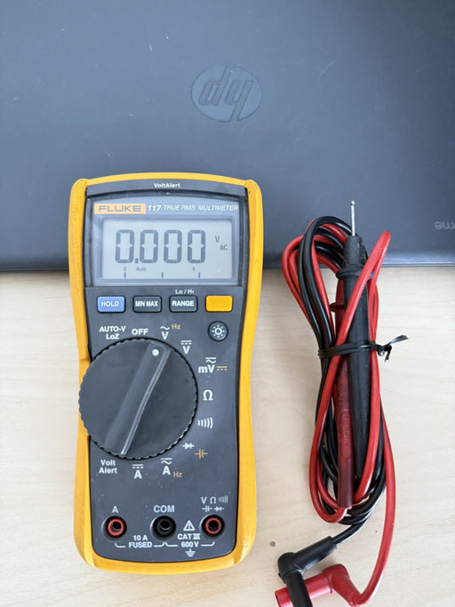 FLUKE 117 TRUE RMS MULTIMETER W/LEADS - SHIPS FAST