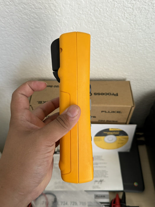 FLUKE 724 TEMPERATURE CALIBRATOR METER / NEW SEALED - FREE SHIPPING